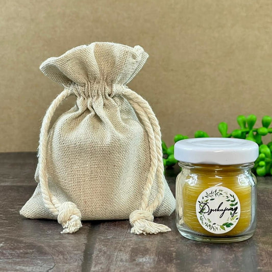 Mini świeczka z wosku pszczelego w woreczku lnianym z zawieszką
