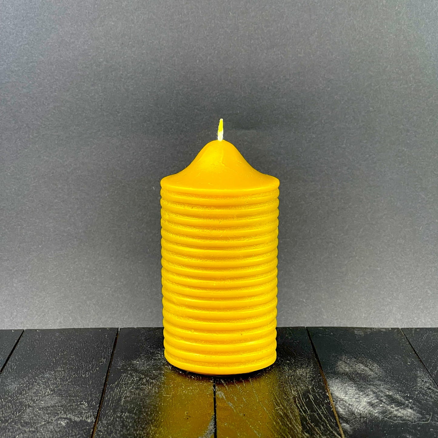 Świeca z wosku pszczelego walec w prążki