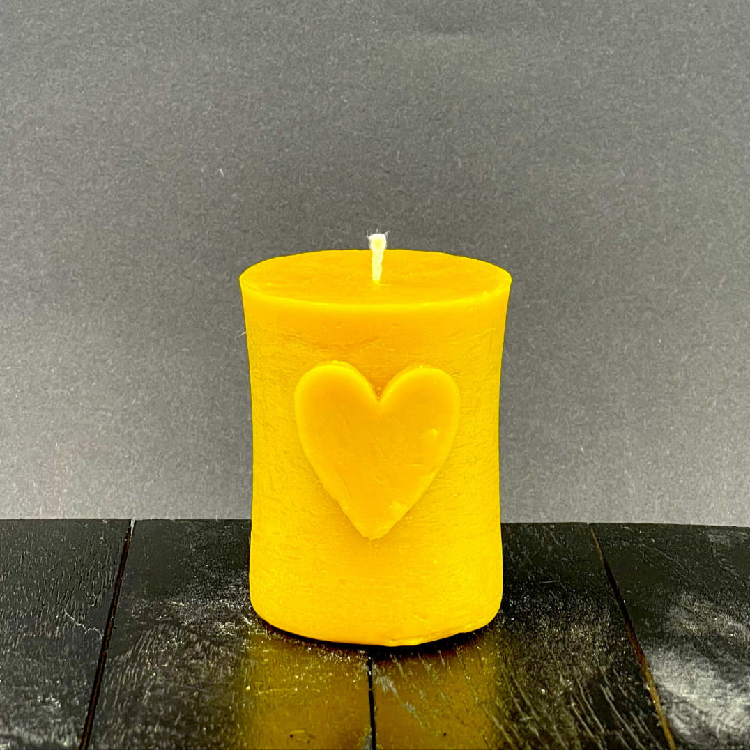 Świeca z wosku pszczelego walec z sercem