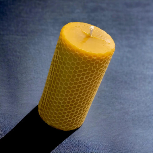Świeca z wosku pszczelego na prezent z plastrem miodu