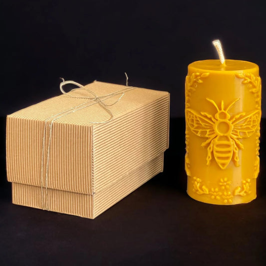Świeca z wosku pszczelego DUŻA PSZCZOŁAz pudełkiem firmy Apimel