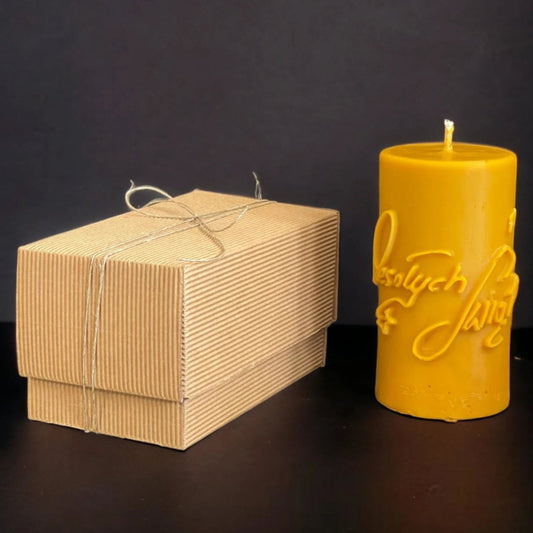 Świece z wosku pszczelego WESOŁYCH ŚWIĄT Z CHOINKA z pudełkiem firmy Apimel