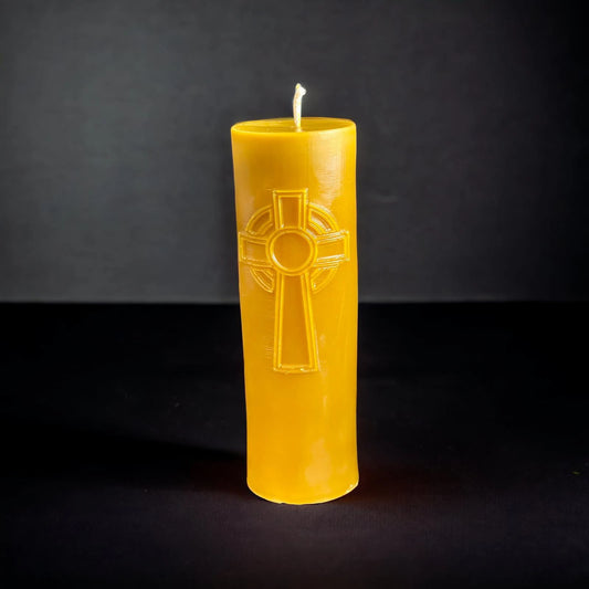 Dwie świece z wosku pszczelego z KRZYŻEM
