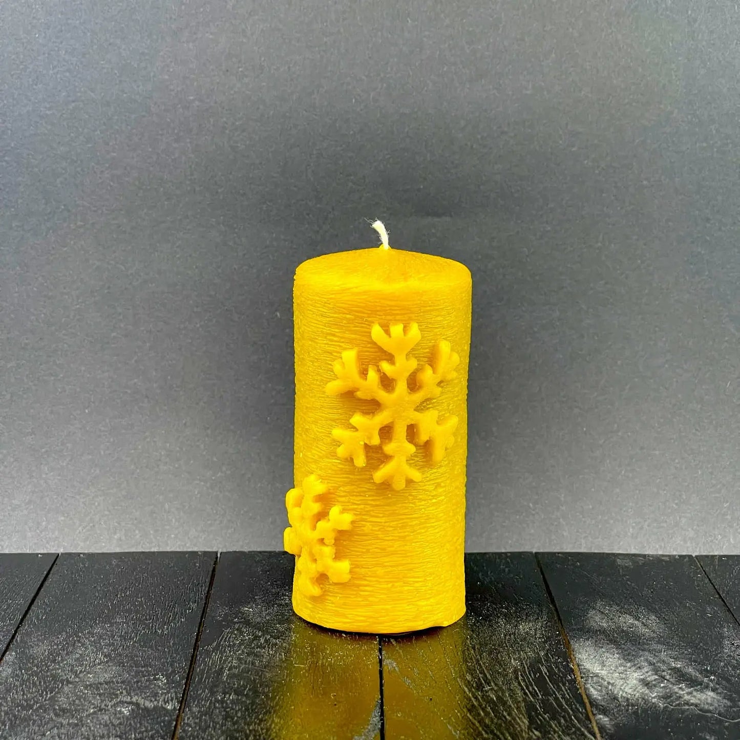 świeca z wosku pszczelgo z motywem płatku śniegu